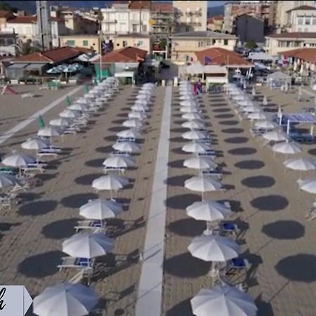 Front Beach Apartments Viareggio Luaran gambar